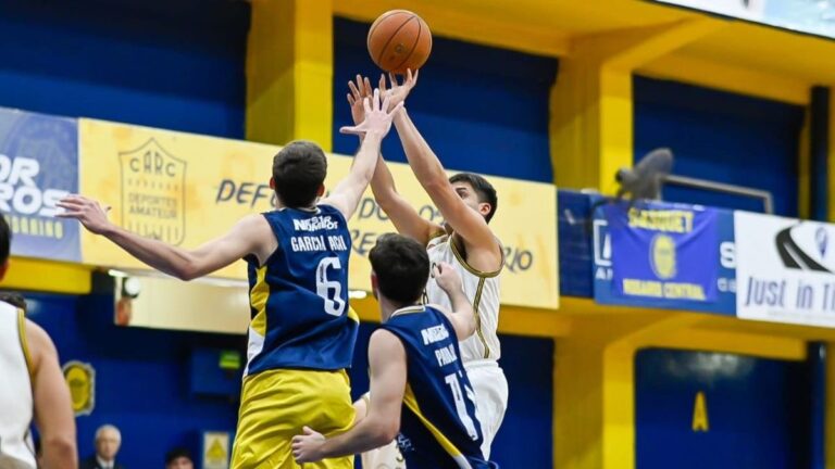 Partido de básquet entre Central y Gimnasia