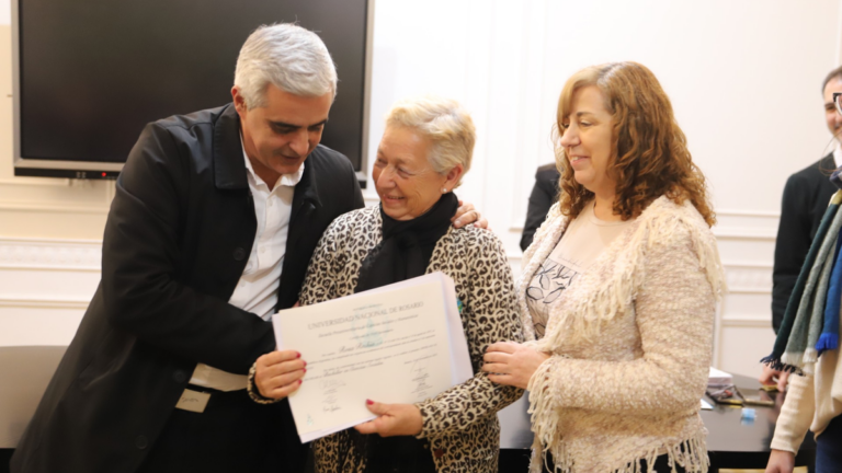 Rosa y Romina, madre e hija, con sus diplomas del programa Otra Vuelta de la UNR