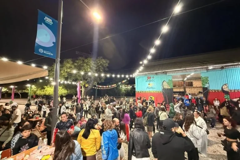 Vista del Mercado del Río frente al río Paraná, con mesas y toldos al aire libre
