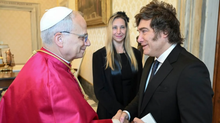 Presidente Javier Milei durante declaraciones radiales sobre la visita del papa León XIV