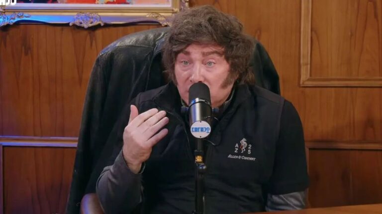 Javier Milei en un acto público con gestos de confrontación