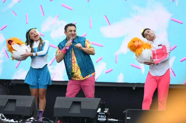Multitud de familias en el Festival Solidario del Hospital Vilela en el Parque Nacional a la Bandera