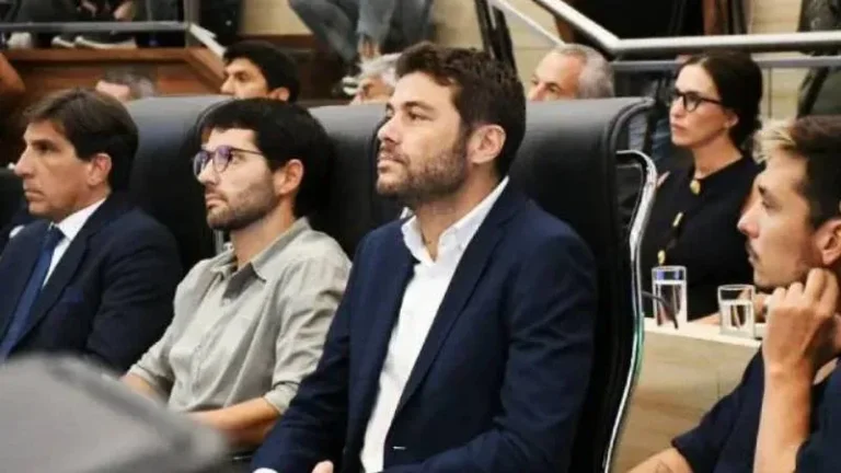 Concejal Juan Monteverde en sesión del Concejo Municipal de Rosario
