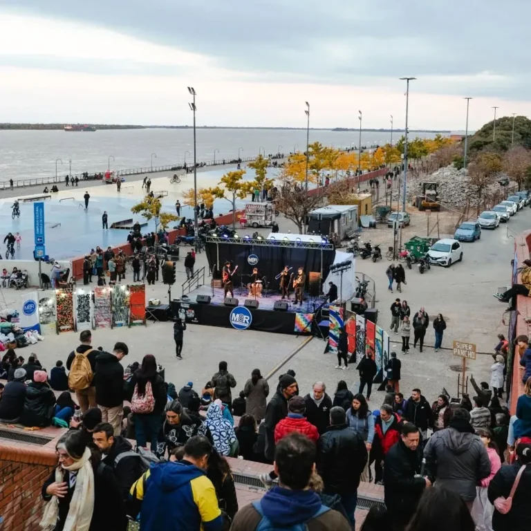 Voluntarios del Movimiento Solidario Rosario clasificando donaciones durante el Festival Rosario sin frío