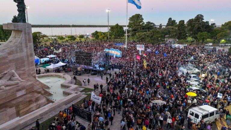 Multitudinaria marcha universitaria en Rosario con banderas y carteles