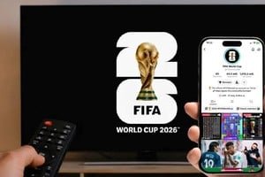 Estadio de fútbol con pantallas digitales y dispositivos móviles representando la cobertura del Mundial 2026