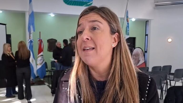 Natalia Valeri, presidenta comunal de Bigand, durante una entrevista radial