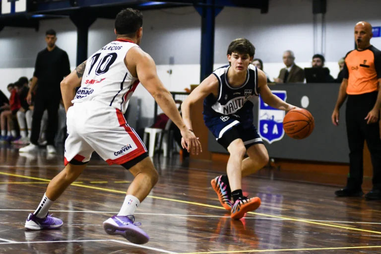Jugadores de Náutico celebrando un triunfo en la Liga Federal de básquet