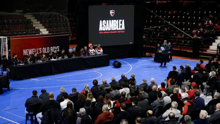 Asamblea de socios de Newell's Old Boys en el estadio cubierto