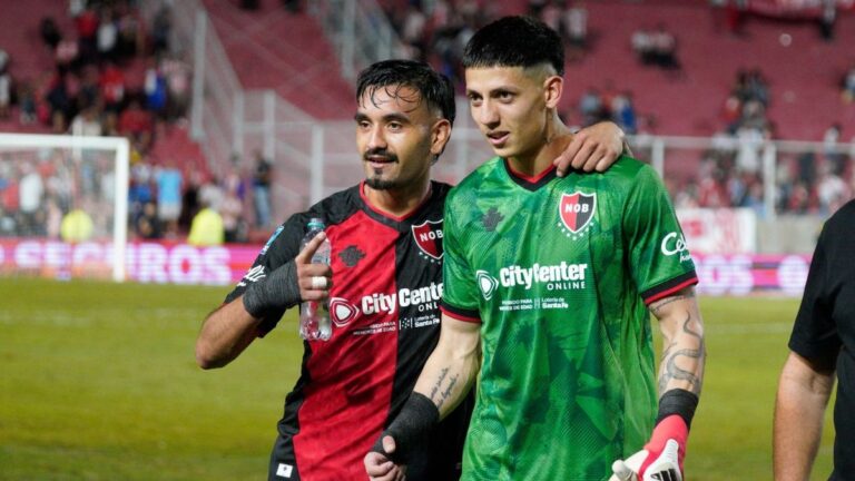 Josué Reinatti, arquero de Newell's Old Boys, durante un partido de la Liga