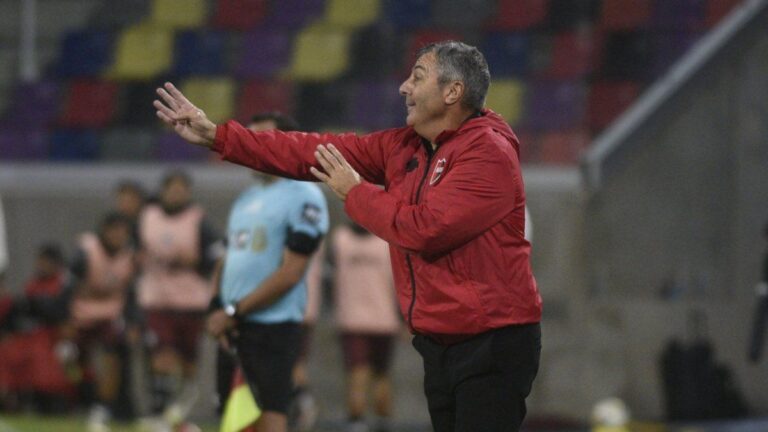Frank Kudelka y dirigentes de Newell's en una reunión