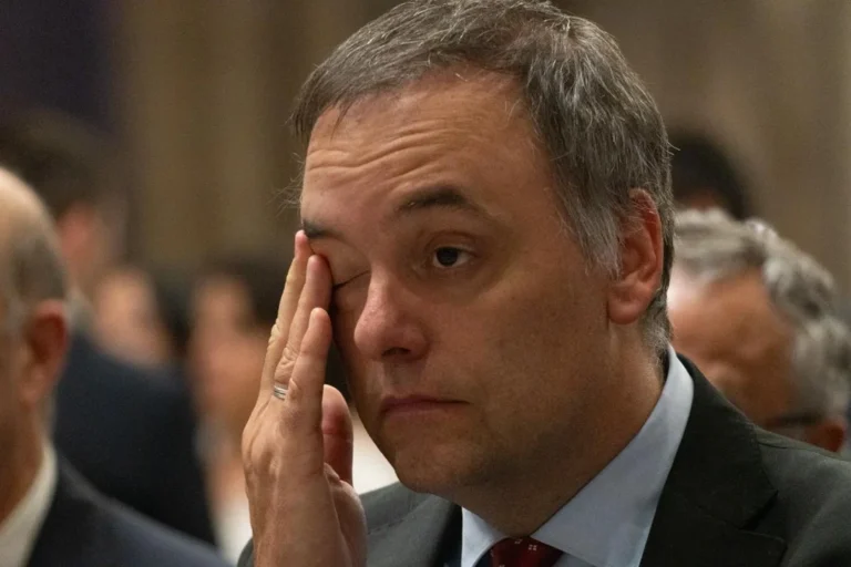 Documentos y chats sobre el caso Adorni