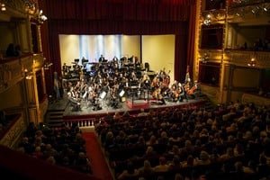 Orquesta Sinfónica Provincial de Santa Fe en el Teatro Municipal 1° de Mayo durante la velada patriótica