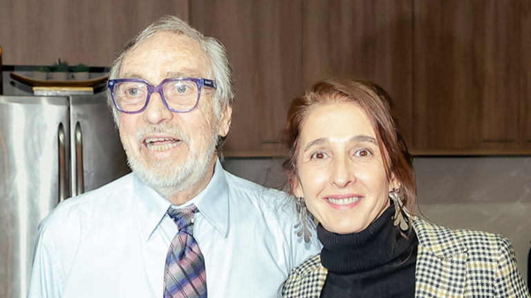 Paula Benavente durante el homenaje a Luis Brandoni en el Teatro Multitabaris