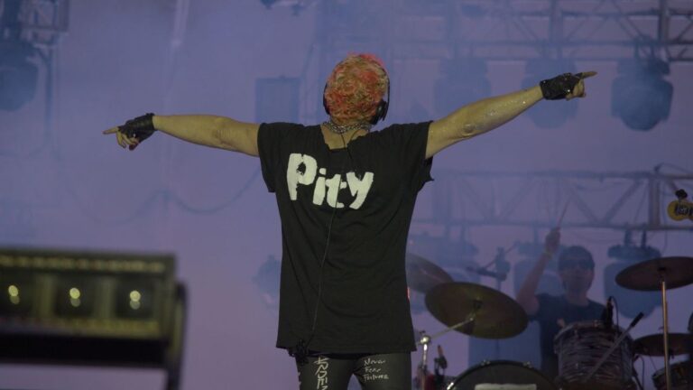 Pity Álvarez en el escenario durante un concierto