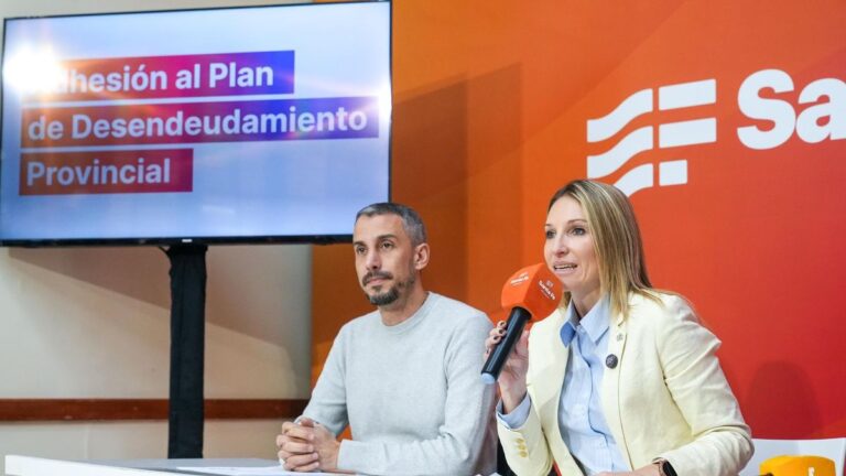Persona usando la app Mi Santa Fe para inscribirse al plan de desendeudamiento provincial