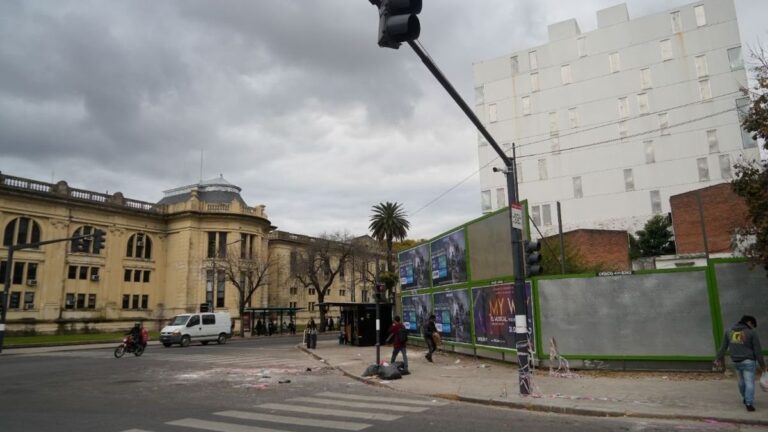 Vallado en el predio de Francia y Santa Fe, Rosario