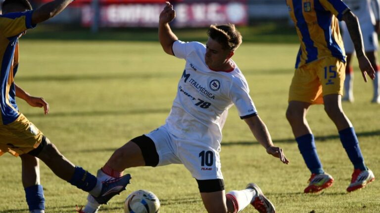Partido de fútbol de la Primera C entre Argentino y Estrella del Sur en barrio Sarmiento