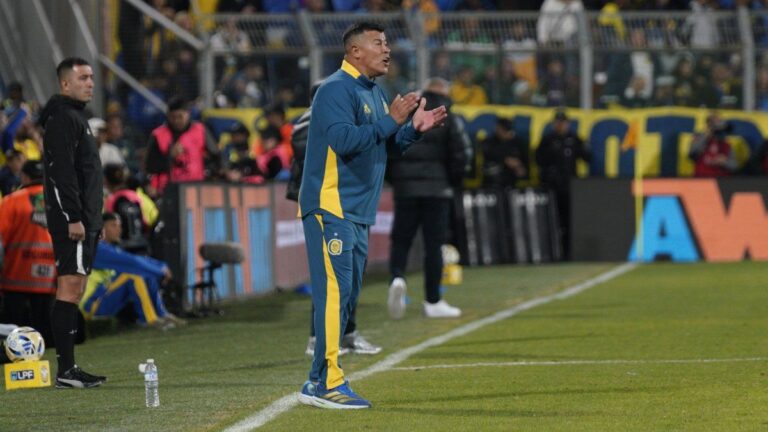 Jugadores de Rosario Central en el campo de juego durante un partido