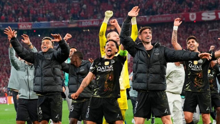 Jugadores del PSG celebrando el pase a la final de la Champions League