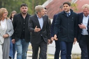 Pullaro y Frigerio firmando el acuerdo de hermanamiento en la Universidad Adventista del Plata