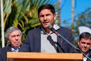 Gobernador Maximiliano Pullaro hablando en conferencia de prensa
