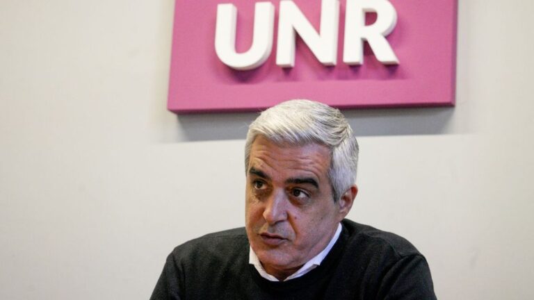 Franco Bartolacci, rector de la Universidad Nacional de Rosario, durante una conferencia de prensa