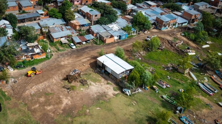 Firma de acuerdos habitacionales en el SUM del barrio Remanso Valerio en Granadero Baigorria