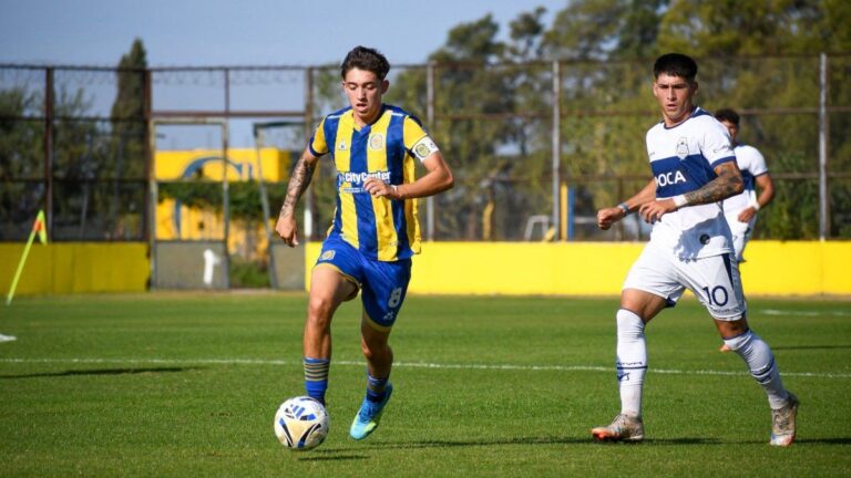 Jugadores de la reserva de Rosario Central en el campo de juego durante el empate sin goles frente a Gimnasia La Plata