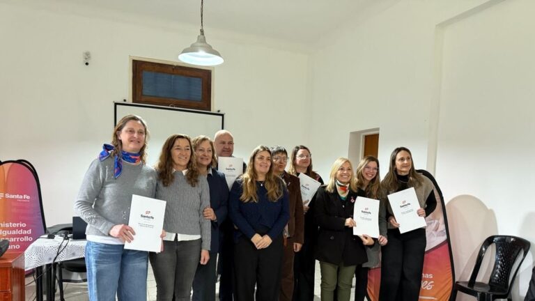 Adultos mayores en actividad recreativa en Roldán