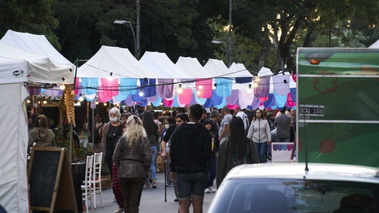 Feria del Biomercado en Rosario con puestos de emprendedores y público