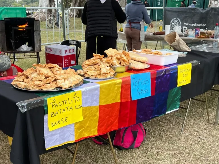 Personas en el Parque Alem durante la Fiesta del Pastelito en Rosario