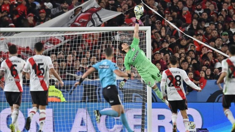 Santiago Beltrán, arquero de River Plate, durante un partido
