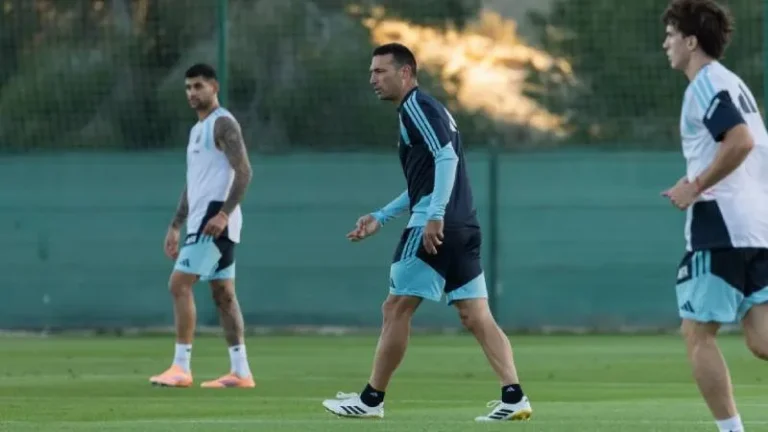 Lionel Scaloni con la camiseta de la Selección Argentina durante la presentación de la prelista mundialista