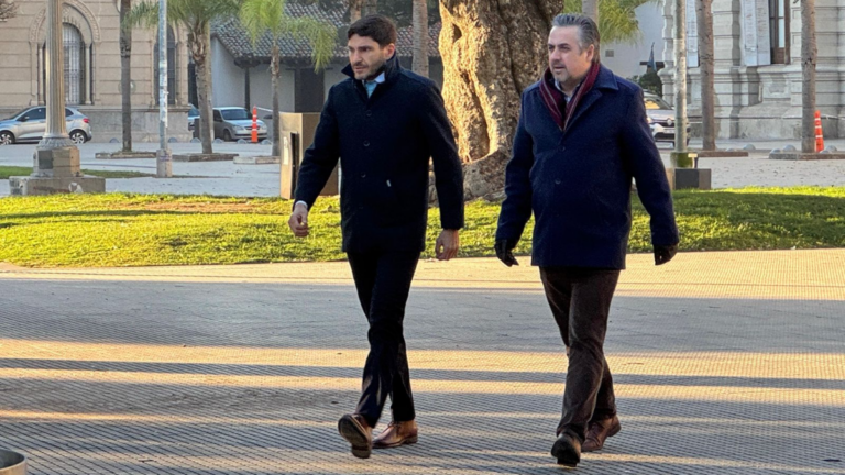 Maximiliano Pullaro en un acto oficial junto a la policía de Santa Fe