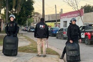 Agentes de la PDI durante allanamiento en Santa Fe