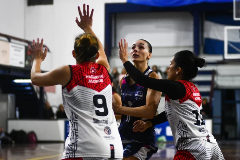 Partido de básquet femenino entre Talleres y Regatas en Villa Gobernador Gálvez