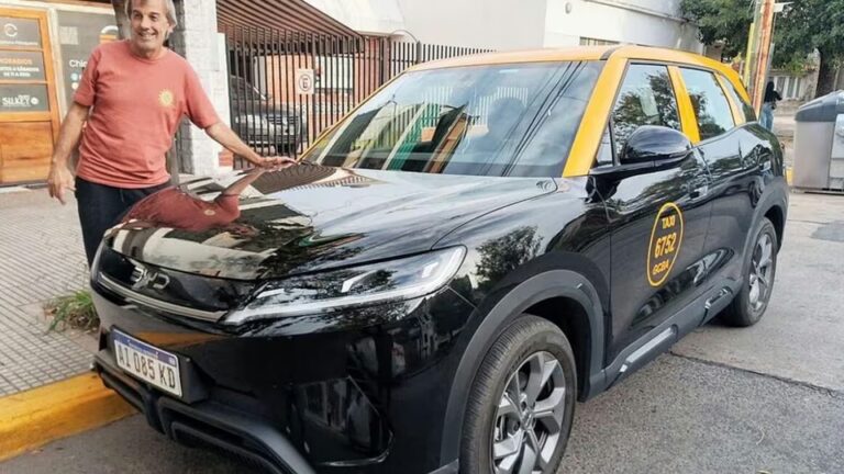 Taxista con auto eléctrico BYD Yuan Pro en Buenos Aires