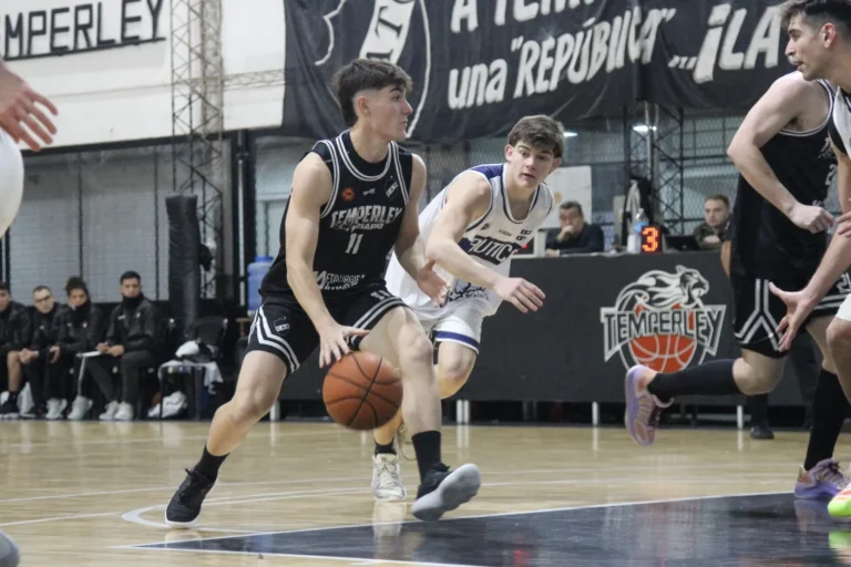 Partido de básquet entre Temperley y Náutico en el estadio Alfredo Morosano