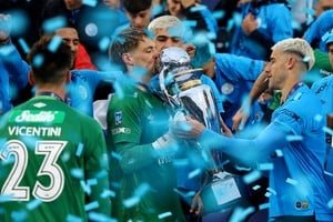 Thiago Cardozo celebrando el título de Belgrano