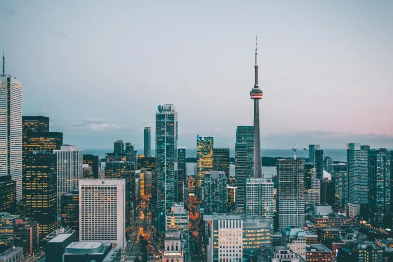 Vista panorámica de Toronto con la CN Tower y el lago Ontario al atardecer