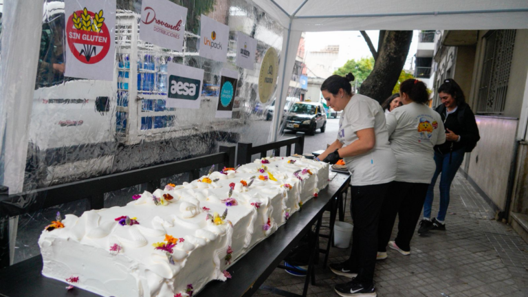 Torta gigante libre de gluten en el Día Internacional del Celíaco en Rosario