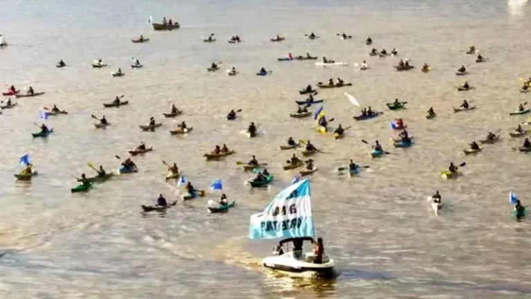 Embarcaciones en el río Paraná durante una travesía náutica en Pueblo Esther
