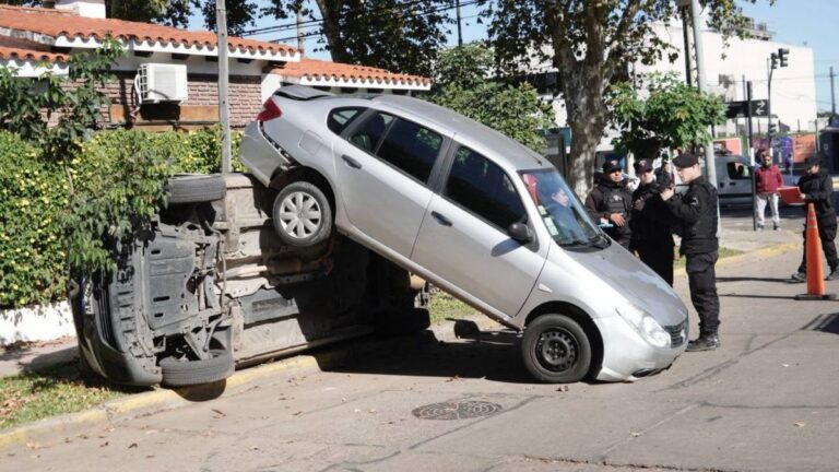 Vehículo accidentado sobre un utilitario en la zona norte de Rosario