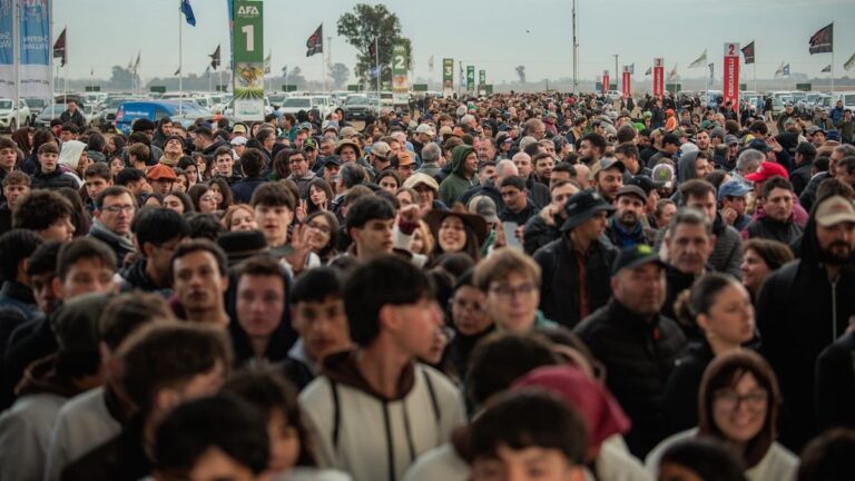 Vista del predio de Agroactiva 2026 en Armstrong con stands y visitantes