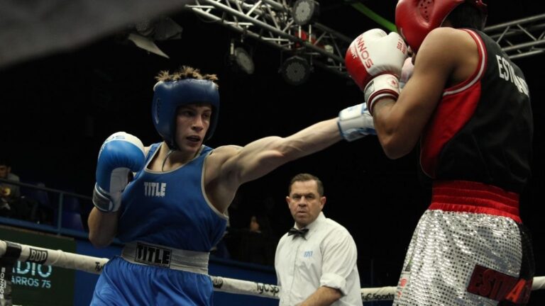 Agustín Travaglini en el ring de boxeo