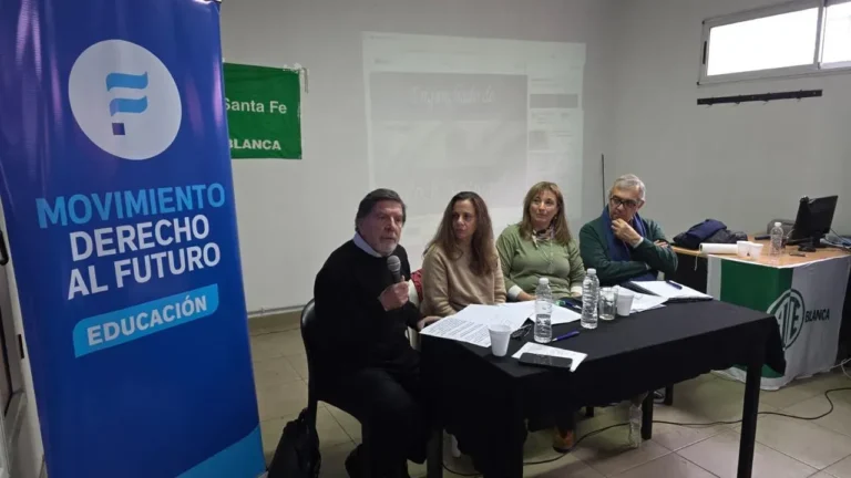 Alberto Sileoni habla en un encuentro educativo en Rosario