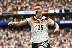 Nico Schlotterbeck lesionado durante el partido Alemania vs Costa de Marfil