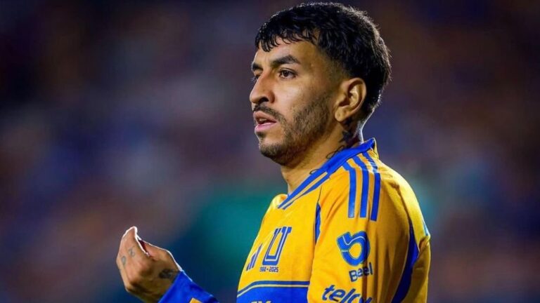 Ángel Correa durante un partido con Tigres