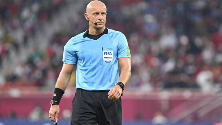 Árbitro Szymon Marciniak durante un partido de fútbol
